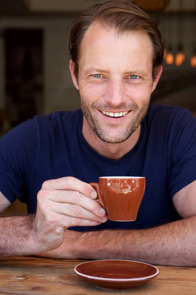 Mann trinkt Kaffee — Stockfoto