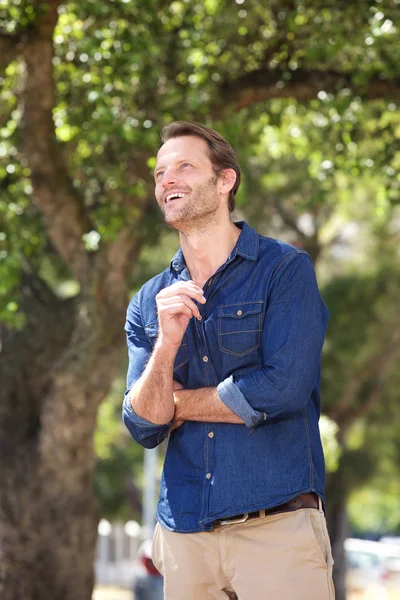 Hombre atractivo sonriendo — Foto de Stock