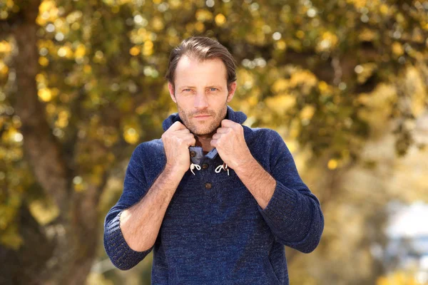 Hombre guapo en otoño —  Fotos de Stock