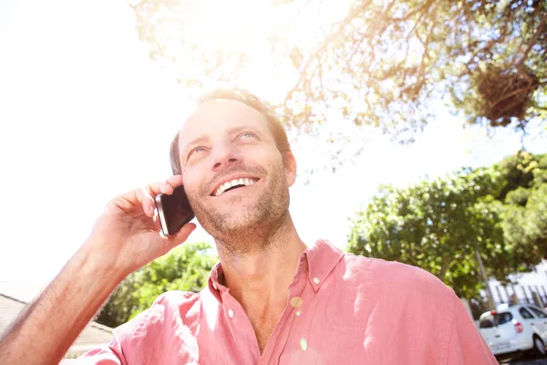 Homme à l'extérieur avec téléphone mobile — Photo