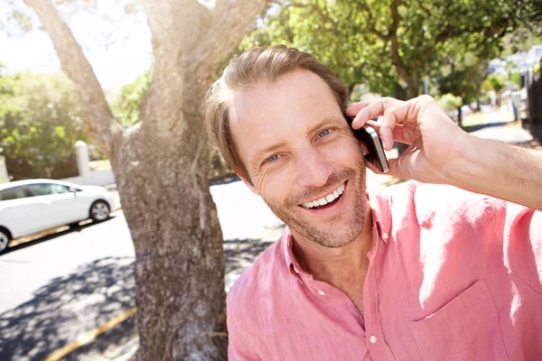 Uomo in piedi con telefono — Foto Stock