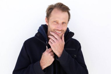 gülümseyen yakışıklı adam