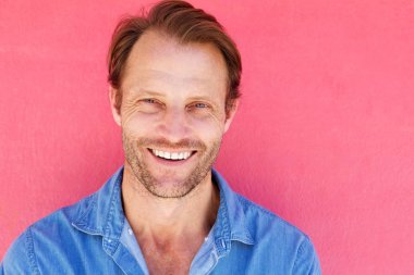 erkek pembe bir arka plan karşı