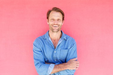 gülümseyen yakışıklı adam