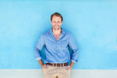 Kendine güvenen erkek gülümseyen