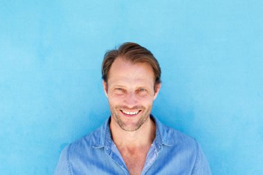 mavi arka planı gülümseyen adam