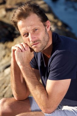 Dışarıda oturan adam spor