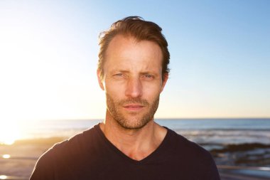 Dışarıda duran adam 