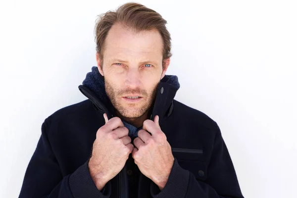 Mann hält sich mit Jacke warm — Stockfoto