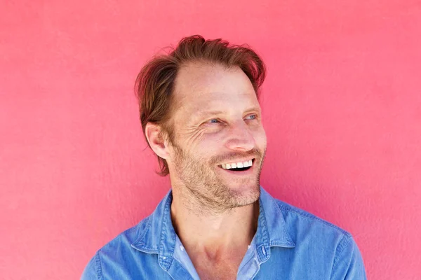 Człowiek śmiechu na różowym tle — Zdjęcie stockowe