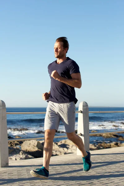 Mann joggt draußen — Stockfoto