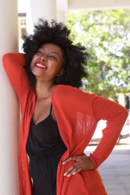 Duvara yaslanan kadın