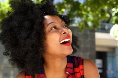 genç kadın gülüyor 