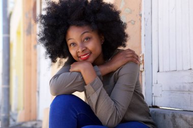 Merdivenlerde oturan kadın. 