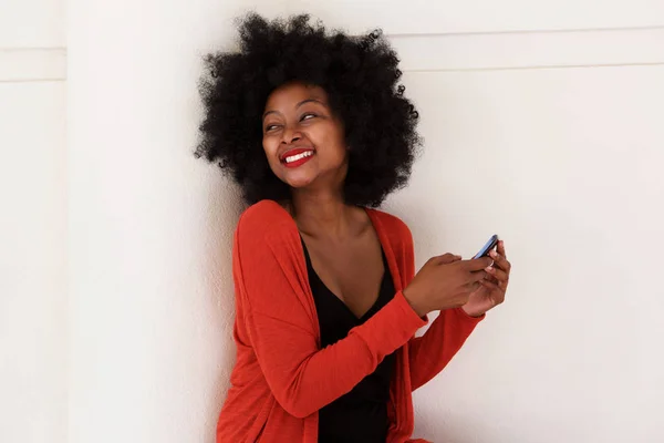 휴대폰을 가진 흑인 여성 — 스톡 사진