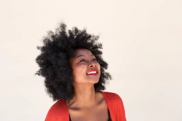 Mulher sorrindo e olhando para cima — Fotografia de Stock