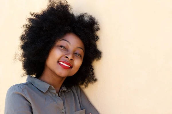 Mujer africana sonriendo — Foto de Stock