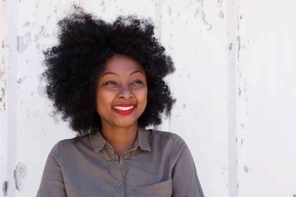 Vrouw permanent en lachen — Stockfoto