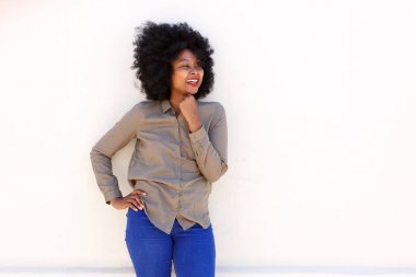 Gülümseyen kadın ayakta