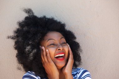 Kadının kafası ellerinde 