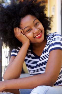 kadın başına el ile