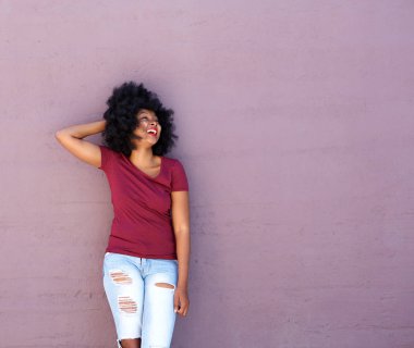 kadın başının arkasında el ile