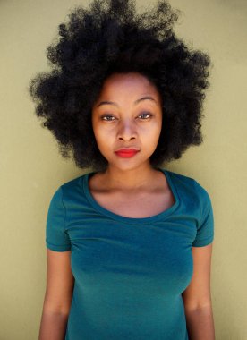 Duvarın yanında duran kadın