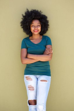 kollarını çapraz gülümseyen kadın