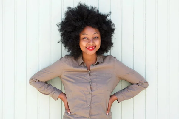 Mulher de pé e sorrindo — Fotografia de Stock