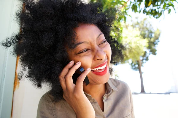 Frau lacht mit Handy — Stockfoto