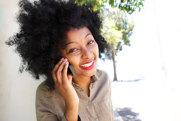 Woman talking on phone — Stock Photo, Image