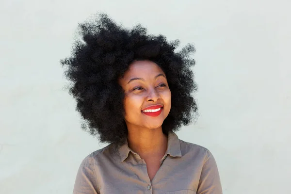 Mulher com afro por parede — Fotografia de Stock