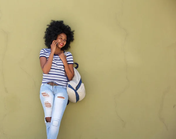 Femme parlant sur le téléphone intelligent — Photo