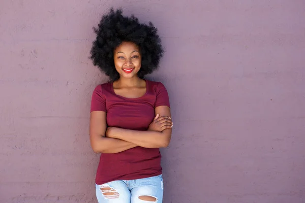 Woman standing by wall — Stock Photo, Image