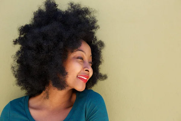 Siyah kadın gülümsüyor — Stok fotoğraf