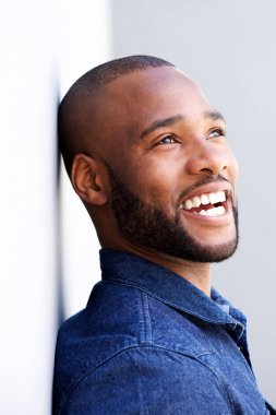 Afrika adam duvara yaslanmış