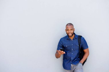 Cep telefonu olan Afrikalı adam.