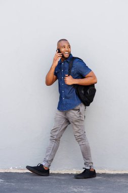 yürüyen ve konuşan bir adam 