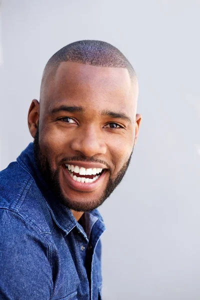 Hombre sonriendo contra la pared — Foto de Stock