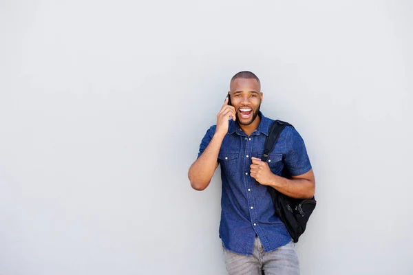 Uomo che ride con il cellulare — Foto Stock