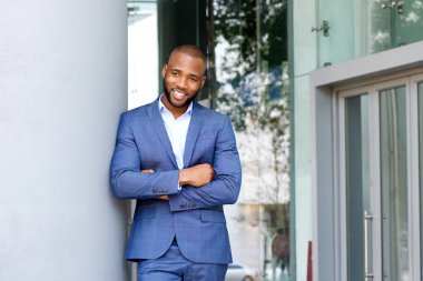 yakışıklı gülümseyen iş adamı 