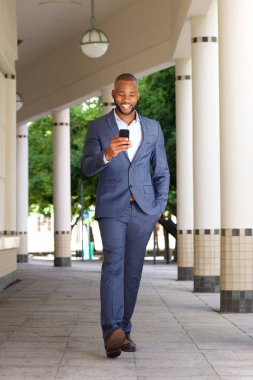 mutlu genç iş adamı 