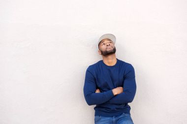 Kolları çapraz adam 