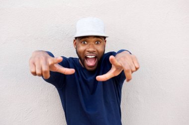 ön tarafta işaret eden adam 