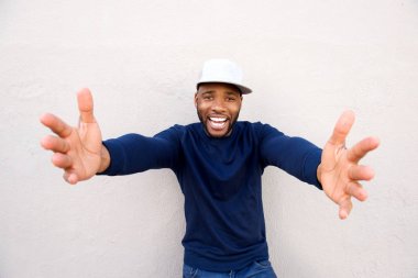 Neşeli genç Afrika adam 