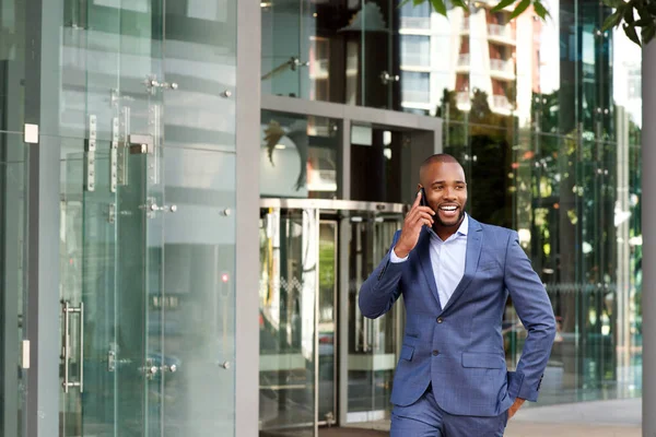 Hombre de negocios americano hablando —  Fotos de Stock