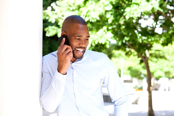 Man aan het praten op mobiele telefoon — Stockfoto