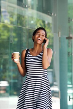 kadın yürüyor ve cep telefonunuzun konuşma