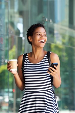 siyah kadın gülümsüyor 