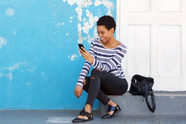 Dışarıda oturan kadın